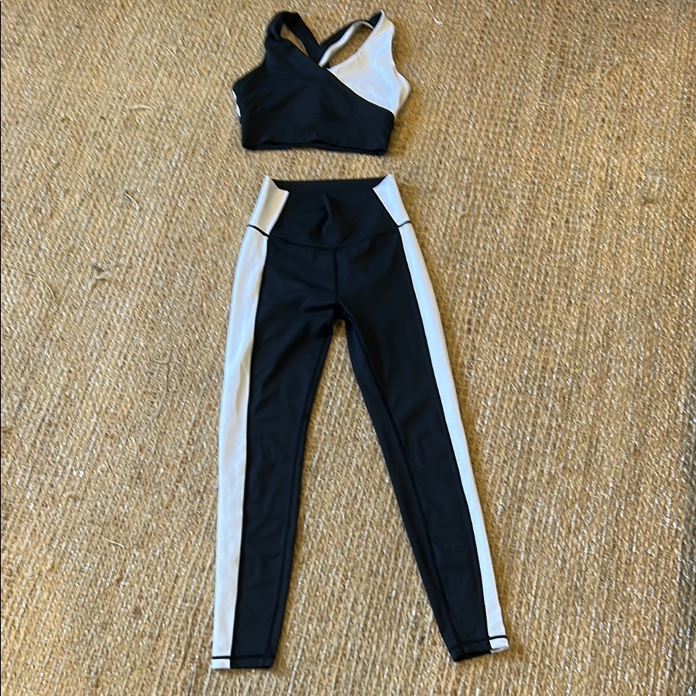 Black and White Sporty Leggings with Sleek Design